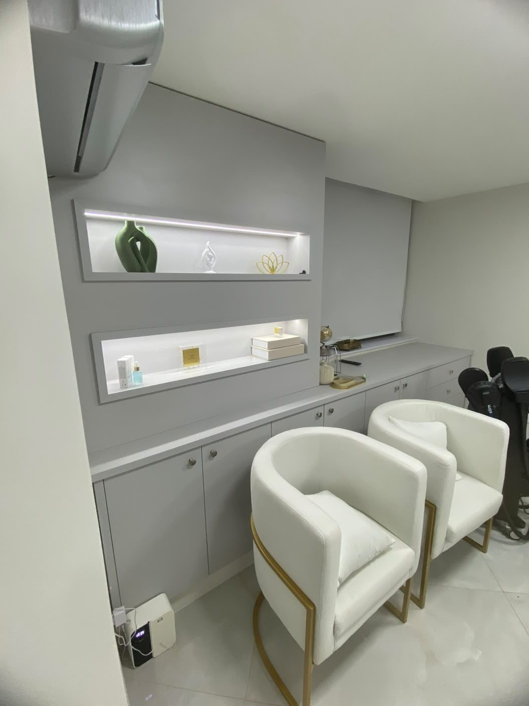 Consultório com mesa marmorizada e ripado com iluminação, foto 5 de 5