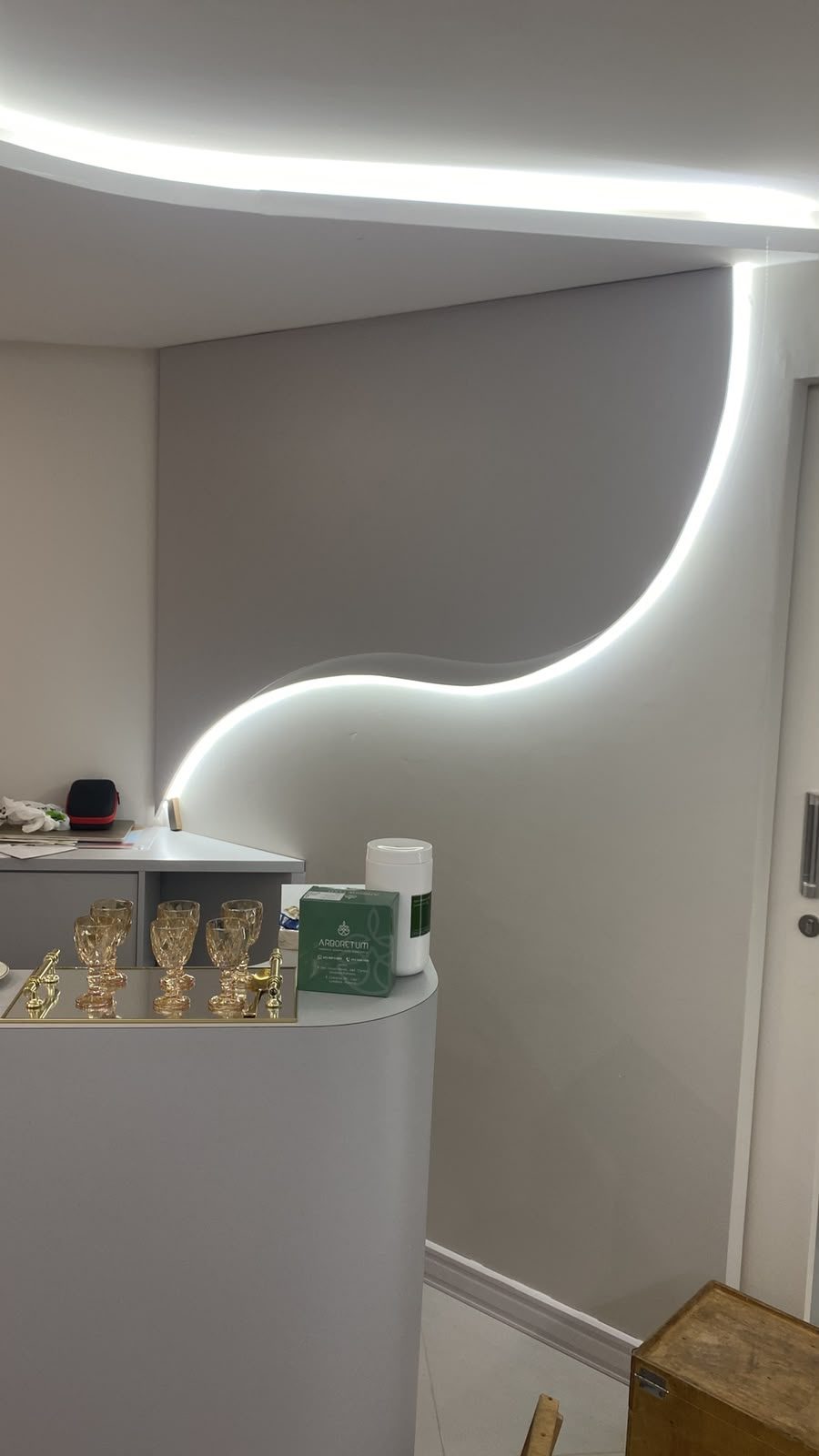 Recepção de clínica com balcão curvo, foto 6 de 6