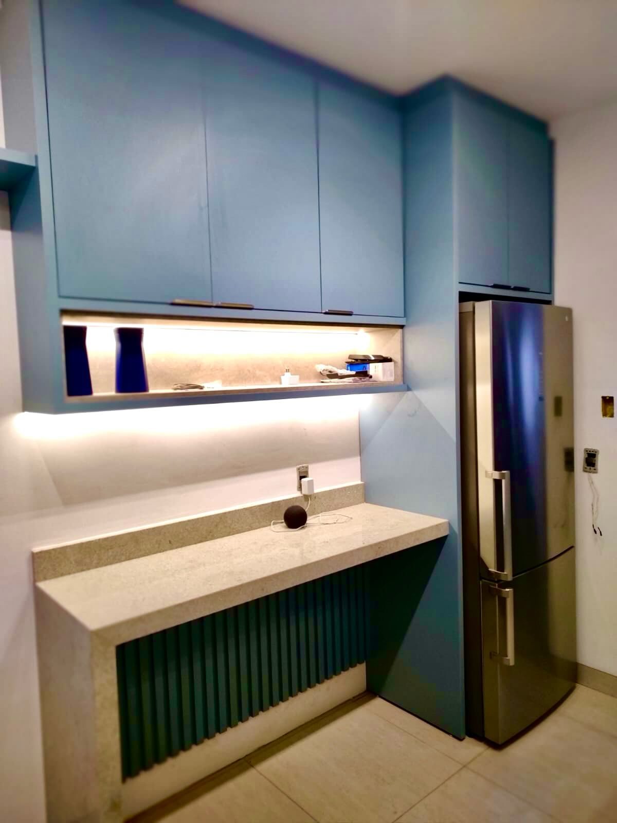Cozinha azul e nichos com iluminação, foto 3 de 3