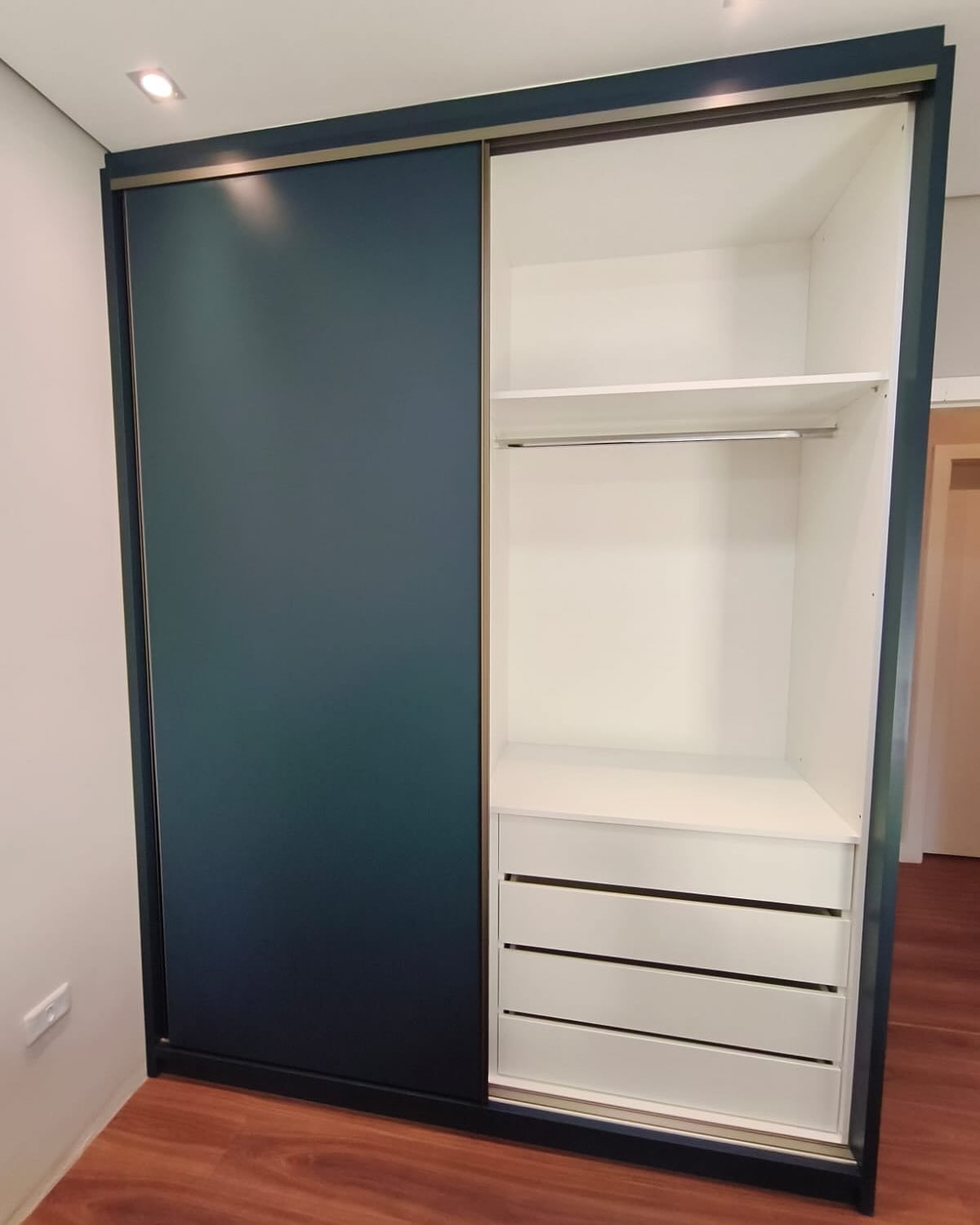 Guarda-roupa azul petróleo com portas de correr, foto 2 de 3
