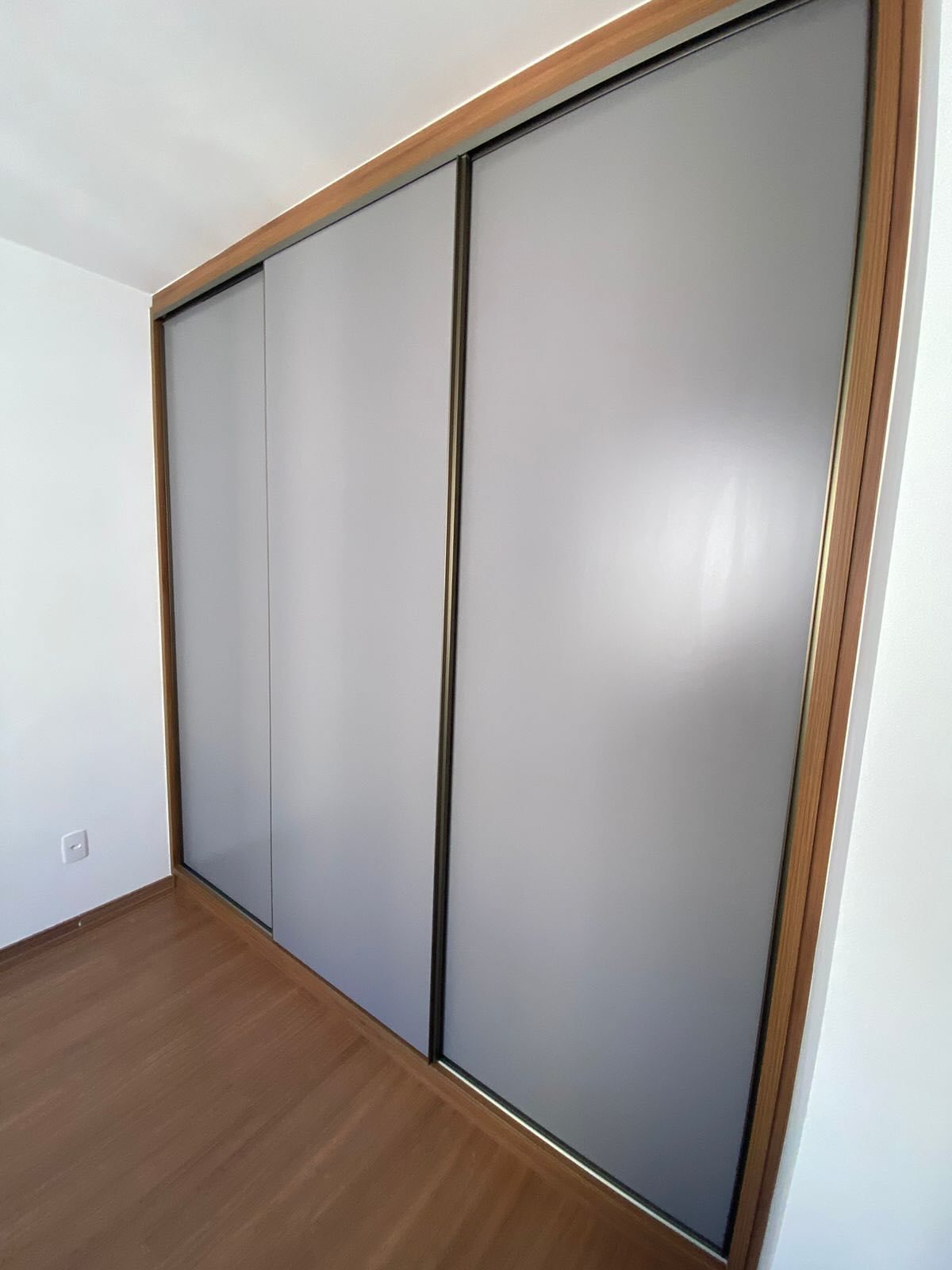 Guarda-roupa com portas de correr e moldura amadeirada, foto 2 de 2