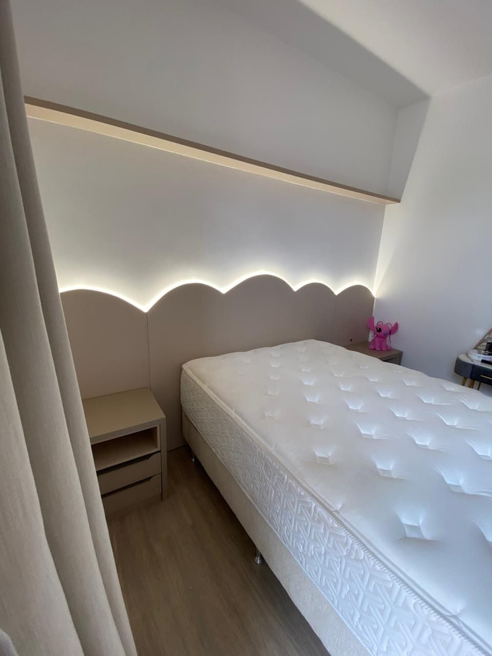 Quarto infantil com cabeceira de nuvem, foto 1 de 2