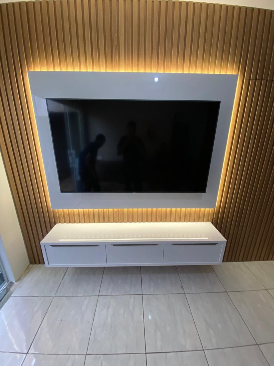 Painel ripado e moldura com iluminação, foto 2 de 3