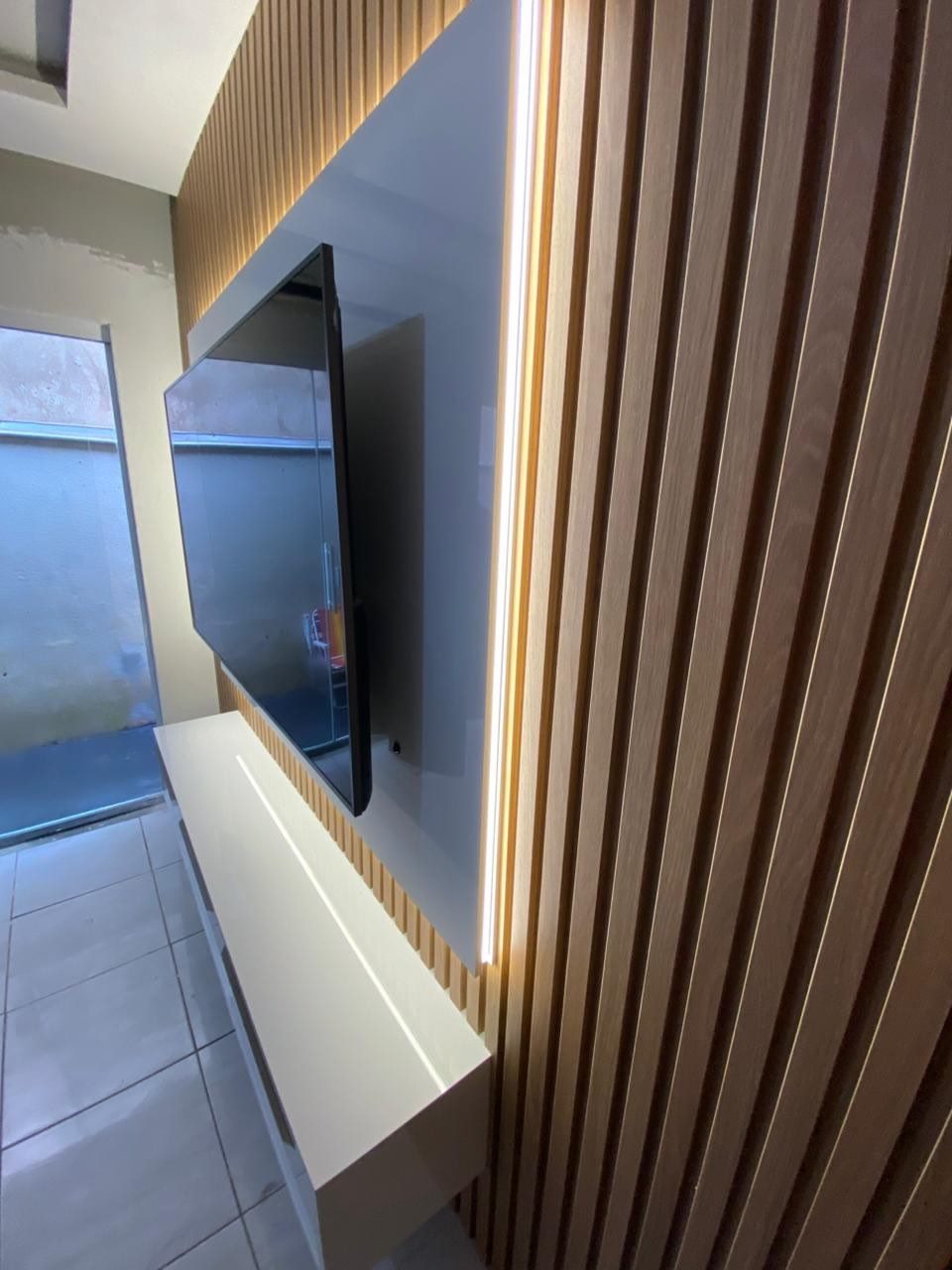 Painel ripado e moldura com iluminação, foto 3 de 3
