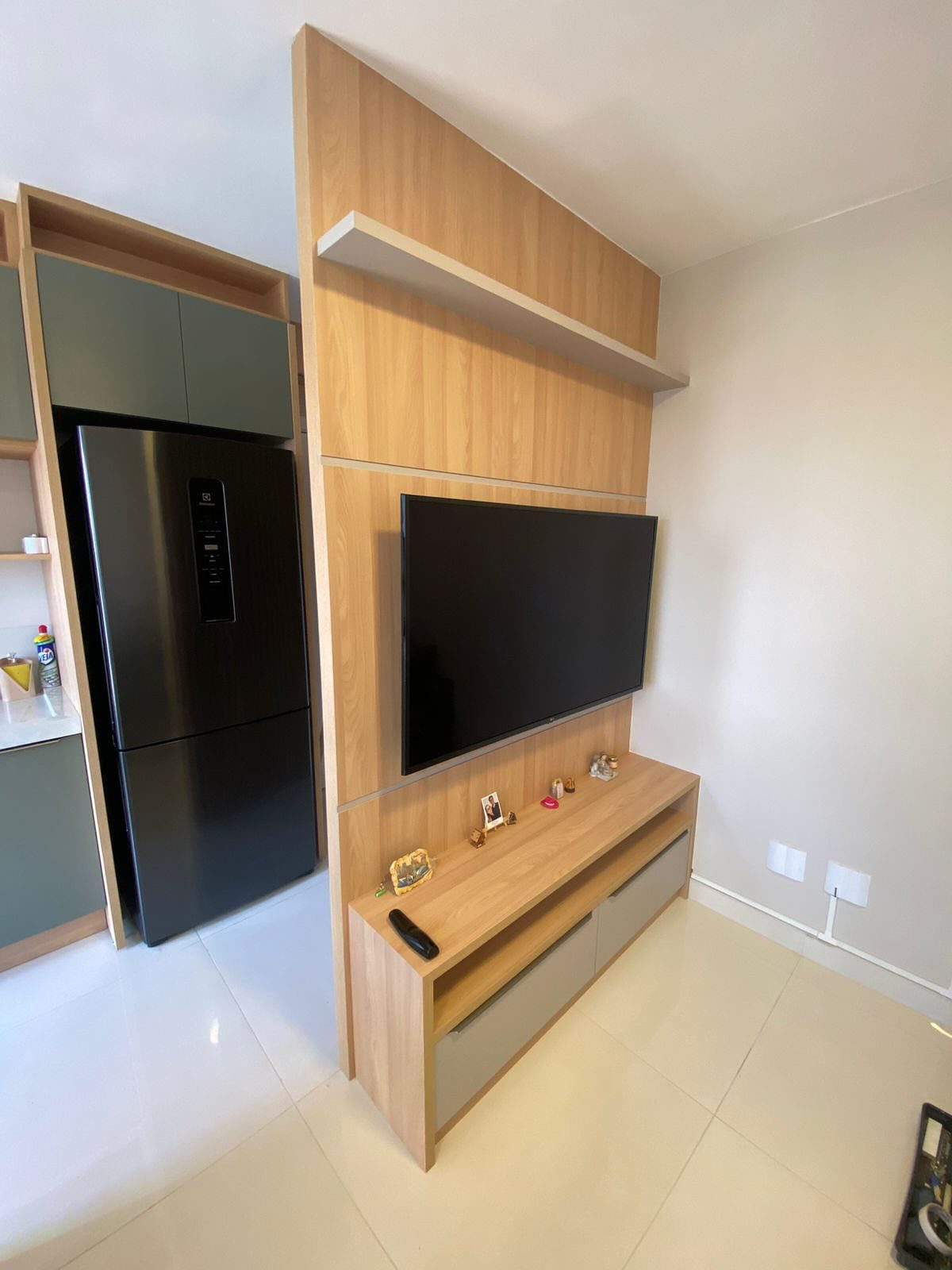 Painel de TV e ripado na entrada, foto 1 de 2